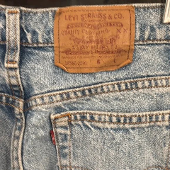 Classic Women’s Levi Blue Jeans - Picture 2 of 6